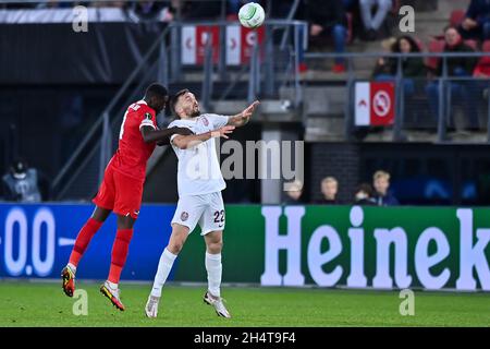 Alkmaar, Niederlande. November 2021. ALKMAAR, NIEDERLANDE – NOVEMBER 4: Bruno Martins Indi von AZ Alkmaar kämpft während des Spiels der Gruppe D - UEFA Europa Conference League zwischen AZ Alkmaar und CFR Cluj am 4. November 2021 im AZ Stadion in Alkmaar, Niederlande um den Kopf-Ball mit Gabriel Debeljuh vom CFR Cluj (Foto: Patrick Goosen/Orange Picles) Quelle: Orange Pics BV/Alamy Live News Stockfoto