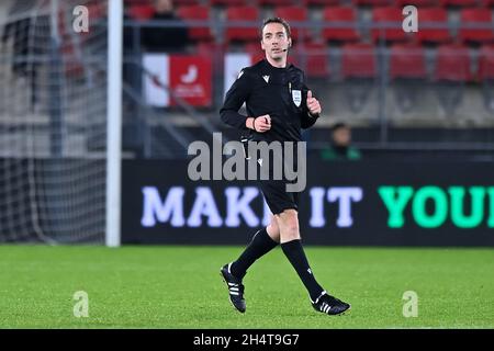 Alkmaar, Niederlande. November 2021. ALKMAAR, NIEDERLANDE - 4. NOVEMBER: Schiedsrichter Alain Durieux während des Spiels der Gruppe D - UEFA Europa Conference League zwischen AZ Alkmaar und CFR Cluj im AZ Stadion am 4. November 2021 in Alkmaar, Niederlande (Foto von Patrick Goosen/Orange Picics) Credit: Orange Pics BV/Alamy Live News Stockfoto