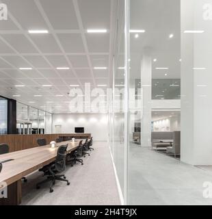 Innenansicht. Courthouse Amsterdam, Amsterdam, Niederlande. Architekt: KAAN, 2021. Stockfoto