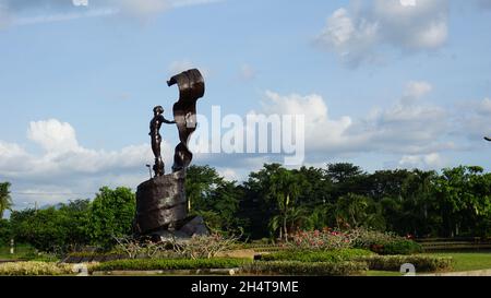 Opferstatue in der Open University der UPLB Stockfoto