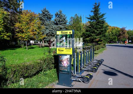 Bukarest, Rumänien, 1. November 2020: Flow-Elektro-Scooter zur Miete mit einer speziellen mobilen Anwendung, verfügbar für Bürger und Touristen bei Ki Stockfoto