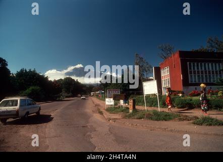 Mount Meru in der Ferne, gesehen von Arusha Stadt, Tansania Stockfoto