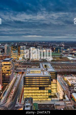 Blick von der Außenfassade. Courthouse Amsterdam, Amsterdam, Niederlande. Architekt: KAAN, 2021. Stockfoto