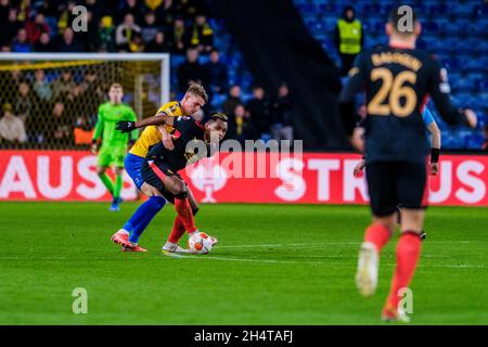 Broendby, Dänemark. November 2021. Alfredo Morelos (20) von den Rangers und Andreas Maxso (5) von Broendby, WENN sie während des UEFA Europa League-Spiels zwischen Broendby IF und den Rangers im Broendby Stadion in Broendby gesehen wurden. (Foto: Gonzales Photo/Alamy Live News Stockfoto