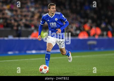 Leicester, Großbritannien. November 2021. Timoty Castagne #27 von Leicester City bricht mit dem Ball in Leicester, Vereinigtes Königreich am 11/4/2021. (Foto von Craig Thomas/News Images/Sipa USA) Quelle: SIPA USA/Alamy Live News Stockfoto