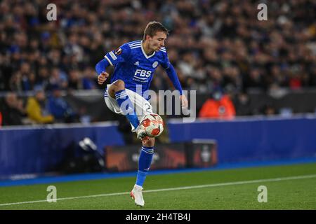 Leicester, Großbritannien. November 2021. Timoty Castagne #27 von Leicester City kontrolliert den Ball in Leicester, Vereinigtes Königreich am 11/4/2021. (Foto von Craig Thomas/News Images/Sipa USA) Quelle: SIPA USA/Alamy Live News Stockfoto