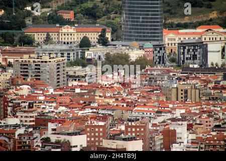 Wunderschöne Vogelperspektive auf rote Gebäude in Bilbao, Baskenland, Spanien Stockfoto