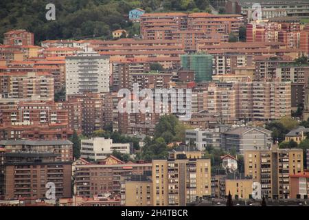 Wunderschöne Vogelperspektive auf rote Gebäude in Bilbao, Baskenland, Spanien Stockfoto