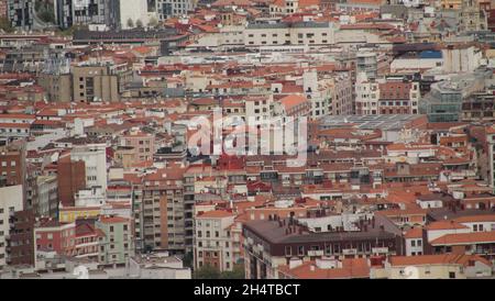 Wunderschöne Vogelperspektive auf rote Gebäude in Bilbao, Baskenland, Spanien Stockfoto