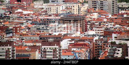 Wunderschöne Vogelperspektive auf rote Gebäude in Bilbao, Baskenland, Spanien Stockfoto