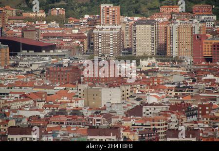 Wunderschöne Vogelperspektive auf rote Gebäude in Bilbao, Baskenland, Spanien Stockfoto