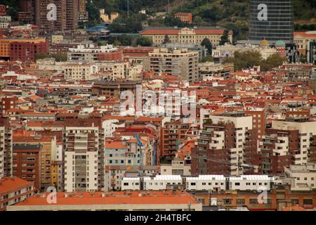 Wunderschöne Vogelperspektive auf rote Gebäude in Bilbao, Baskenland, Spanien Stockfoto