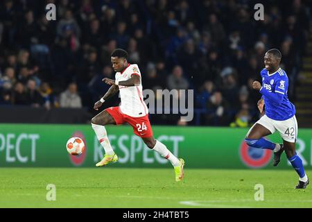 LEICESTER, GBR. 4. NOVEMBER Quincy Promes des FC Spartak Moskau ist am Donnerstag, den 4. November 2021, im King Power Stadium, Leicester, mit dem Abschluss von Boubakary Soumare aus Leicester City im Rahmen des UEFA Europa League Group C-Spiels zwischen Leicester City und dem FC Spartak Moscow in Leicester am 4. November 2015 in die Runde gegangen. (Kredit: Jon Hobley | MI News) Kredit: MI Nachrichten & Sport /Alamy Live News Stockfoto