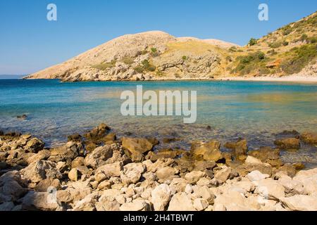 Ein abgeschiedener Strand an der zerklüfteten Küste nördlich von Stara Baska im Süden der Insel Krk, in der Grafschaft Primorje-Gorski Kotar im Westen Kroatiens in La Stockfoto