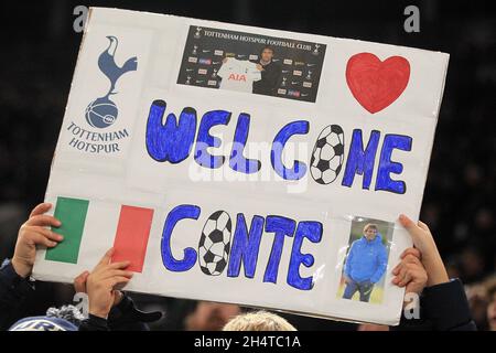 London, Großbritannien. November 2021. Tottenham-Fans halten ein Banner hoch, das den neuen Manager Antonio Conte begrüßt. UEFA Europa Conference League, Gruppenspiel G, Tottenham Hotspur gegen Vitesse im Tottenham Hotspur Stadium in London am Donnerstag, 4. November 2021. Dieses Bild darf nur für redaktionelle Zwecke verwendet werden. Nur zur redaktionellen Verwendung, Lizenz für kommerzielle Nutzung erforderlich. Keine Verwendung bei Wetten, Spielen oder Veröffentlichungen in einem Club/einer Liga/einem Spieler. PIC von Steffan Bowen/Andrew Orchard Sports Photography/Alamy Live News Credit: Andrew Orchard Sports Photography/Alamy Live News Stockfoto