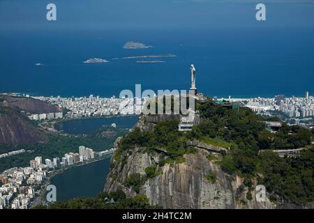 Christus der Erlöser auf Corcovado, Rodrigo de Freitas Lagune und Atlantik, Rio de Janeiro, Brasilien, Südamerika - Luftaufnahme Stockfoto