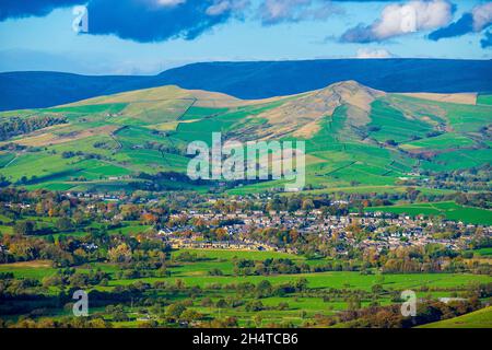 Chapel en le Frith Town in Derbyshire mit den Hügeln von Kinder Scout im Peak District dahinter Stockfoto