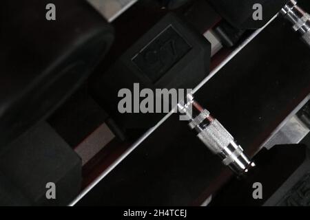 Nahaufnahme der Fitnessgeräte für ein Workout-Programm Stockfoto