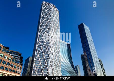 Außenansicht der Wolkenkratzer Newfoundland Quay, One Bank Street und Landmark Pinnacle in CanaryWharf, London, Großbritannien Stockfoto