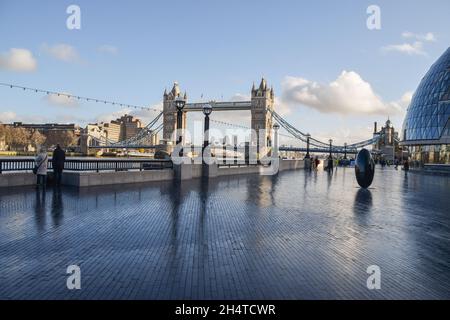 Queen's Walk Promenade and Tower Bridge, London, Großbritannien, Dezember 2020. Stockfoto