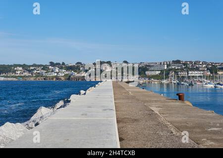 Ein Blick vom Steinsteg-Pier des Brixham Wellenbrechers und der Marina in Brixham in Devon an der englischen Küste. Stockfoto