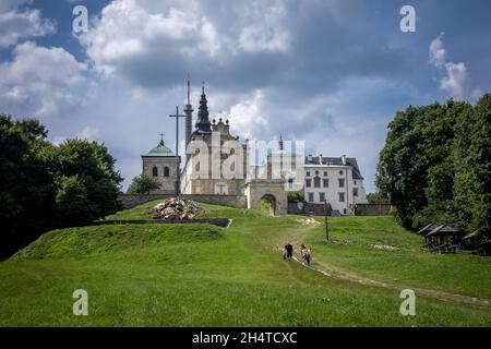 Swiety Krzyz, Polen - 29. Juli 2021: Blick auf das Steintor und das hölzerne Kreuz im Heiligen Kreuz im Swietokrzyskie-Gebirge. Stockfoto