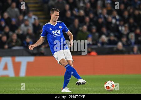 Leicester, Großbritannien. November 2021. Jonny Evans #6 von Leicester City übergibt den Ball in Leicester, Vereinigtes Königreich am 11/4/2021. (Foto von Craig Thomas/News Images/Sipa USA) Quelle: SIPA USA/Alamy Live News Stockfoto