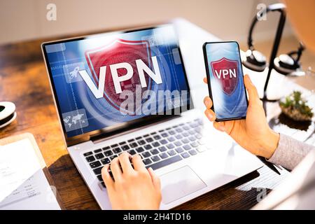 African Lady Download VPN App auf Laptop Stockfoto