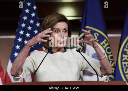 4. November 2021, Washington, District of Columbia, USA: Die Sprecherin des Hauses, Nancy Pelosi (D-CA), spricht während ihrer wöchentlichen Pressekonferenz heute am 04. November 2021 im HVC/Capitol Hill in Washington DC, USA. (Bild: © Lenin Nolly/ZUMA Press Wire) Stockfoto