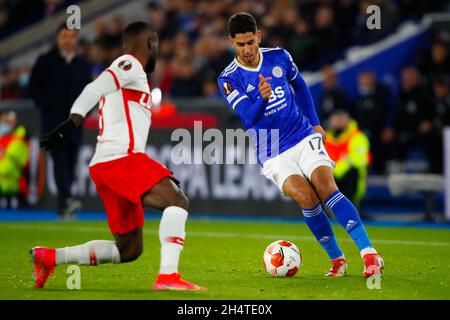 Leicester, Großbritannien. 4. November 2021; King Power Stadium, Leicester, Leicestershire, England; Europa League Football, Leicester City versus Spartak Moscow; Ayoze Perez von Leicester City scheint Victor Moses von Spartak Moscow zu schlagen Credit: Action Plus Sports Images/Alamy Live News Stockfoto