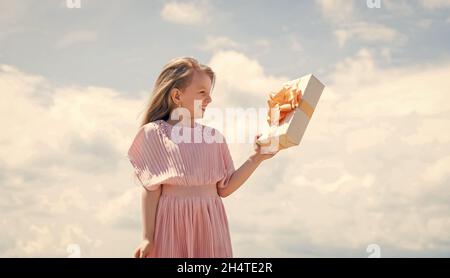 Im traditionellen Stil. Kindheit Glück. Hübsche Teenager-Mädchen im Freien. Kid Urlaub Shopping. Happy Birthday Holiday. Jahrestag Geschenk. Cyber Stockfoto