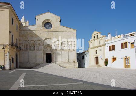 Die Kathedrale Santa Maria della Purificazione, Symbol des antiken Dorfes Stockfoto