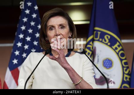 4. November 2021, Washington, District of Columbia, USA: Die Sprecherin des Hauses, Nancy Pelosi (D-CA), spricht während ihrer wöchentlichen Pressekonferenz heute am 04. November 2021 im HVC/Capitol Hill in Washington DC, USA. (Bild: © Lenin Nolly/ZUMA Press Wire) Stockfoto