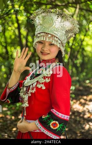 Eine junge, attraktive Miao-Frau in traditionellem Festkleid im Zhangjiajie National Forest Park, China. Stockfoto