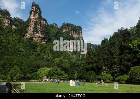 Ein junges Paar posiert auf einem offenen Feld im Zhangjiajie National Forest Park, China, für Hochzeitsfotos. Stockfoto