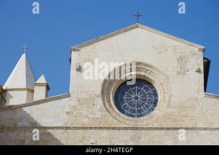 Termoli - Molise - Kathedrale Santa Maria della Purificazione: Der obere Teil und das charakteristische Rosenfenster Stockfoto