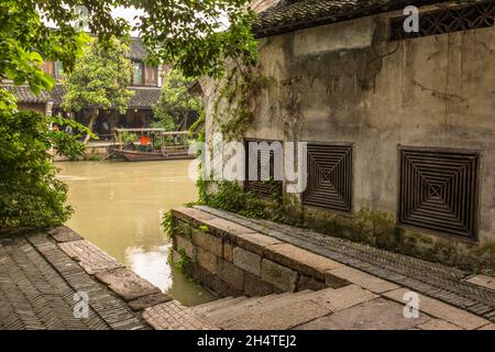 Architektonisches Detail von Holzgitterarbeiten an der Wand eines alten traditionellen Wohnhauses. Wuzhen, China. Stockfoto