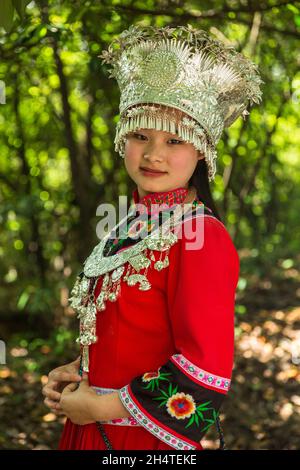 Eine junge, attraktive Miao-Frau in traditionellem Festkleid im Zhangjiajie National Forest Park, China. Stockfoto