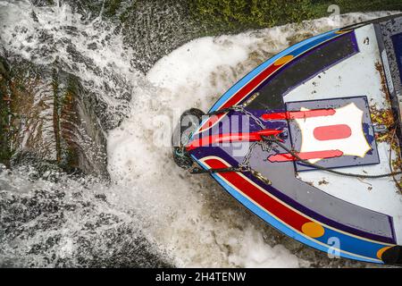 Draufsicht auf das Vorderende eines isolierten Schmalbootes in einer britischen Kanalschleuse, da es sich mit Wasser füllt. Stockfoto