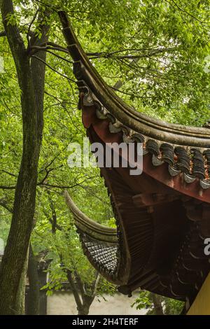 Architektonisches Detail eines Pavillons auf dem Tiger Hill in Suzhou, China. Stockfoto