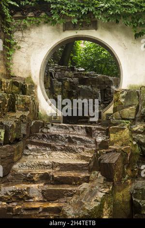 Runder Eingang zwischen dem Felsen der tausend Mann und dem Schwertteich auf dem Berg des Tigers, Suzhou, China. Stockfoto