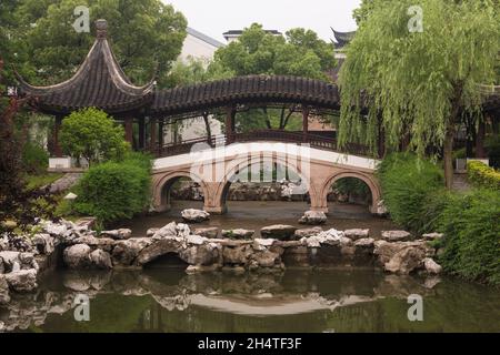 Der Doppelpavillon bedeckte Brücke im Pan Gate Scenic Area in Suzhou, China. Stockfoto