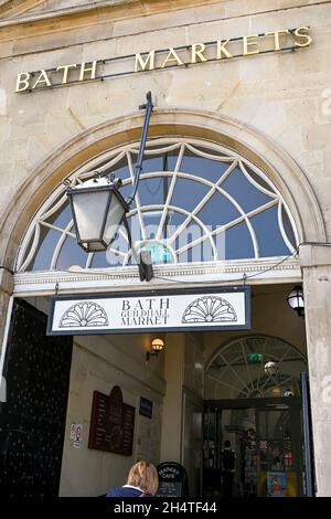 Bath, England - 2021. August: Person, die in den Eingang des Hallenmarktes von Bath geht Stockfoto