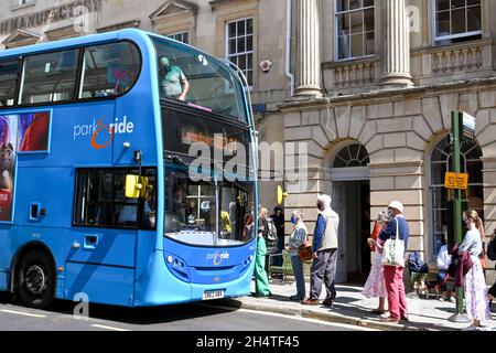 Bath, England - 2021. August: Menschen, die Schlange stehen, um in einen öffentlichen Dienst zu steigen Park and Ride Bus im Zentrum von Bath. Stockfoto