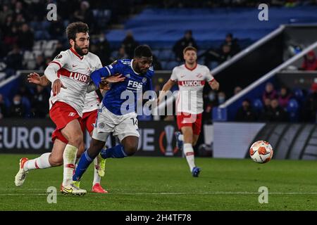 Leicester, Großbritannien. November 2021. Kelechi Iheanacho #14 von Leicester City bricht am 11/4/2021 an Georgi Jikia (14) von Spartak Moscow in Leicester, Großbritannien vorbei. (Foto von Craig Thomas/News Images/Sipa USA) Quelle: SIPA USA/Alamy Live News Stockfoto