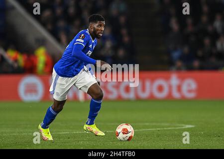 Leicester, Großbritannien. November 2021. Kelechi Iheanacho #14 von Leicester City bricht mit dem Ball in Leicester, Vereinigtes Königreich am 11/4/2021. (Foto von Craig Thomas/News Images/Sipa USA) Quelle: SIPA USA/Alamy Live News Stockfoto