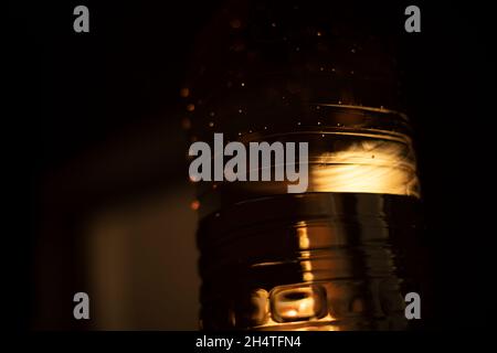 Licht durch eine Flasche Wasser. Kanister Wasser im Morgenlicht. Stimmungsvolle Aufnahme. Stockfoto