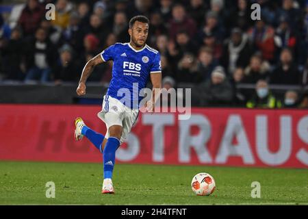 Leicester, Großbritannien. November 2021. Ryan Bertrand #5 von Leicester City bricht mit dem Ball in Leicester, Vereinigtes Königreich am 11/4/2021. (Foto von Craig Thomas/News Images/Sipa USA) Quelle: SIPA USA/Alamy Live News Stockfoto