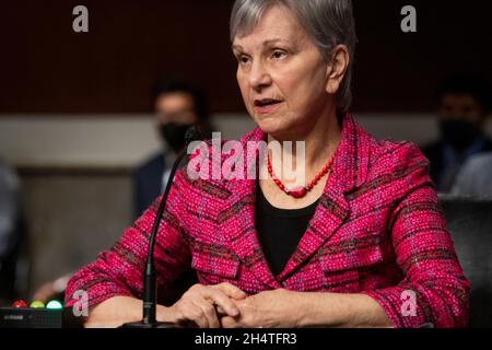 Washington, Vereinigte Staaten Von Amerika. November 2021. Janet Woodcock, MD, kommissarischer Kommissar der US-amerikanischen Food and Drug Administration, beantwortet Fragen während eines Senatsausschusses für Gesundheit, Bildung, Arbeit, Und Pensions Hearing, um den Weg für die COVID-19-Reaktion zu prüfen, wobei der Schwerpunkt auf den nächsten Schritten liegt, im Dirksen Senate Office Building in Washington, DC, Donnerstag, 4. November 2021. Quelle: Rod Lampey/CNP/Sipa USA Quelle: SIPA USA/Alamy Live News Stockfoto