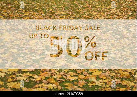 Angebote für Black friday bis zu 50 % Rabatt auf Texte über farbenfrohe Herbstfärbeblätter. Word Black friday mit bunten Blättern. Kreatives Naturkonzept. 50 % Rabatt auf di Stockfoto